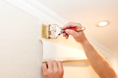 Pose de papier peint à Crosmières — revêtements muraux et toiles de verre